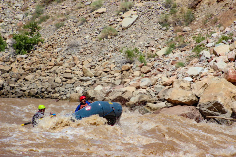 Cataract Canyon - Raft going through white water